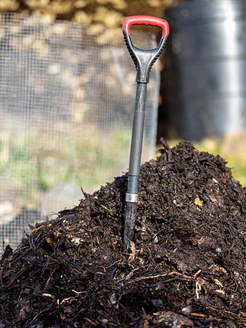 compost is een organische mest die je kunt gebruiken in de tuin of border