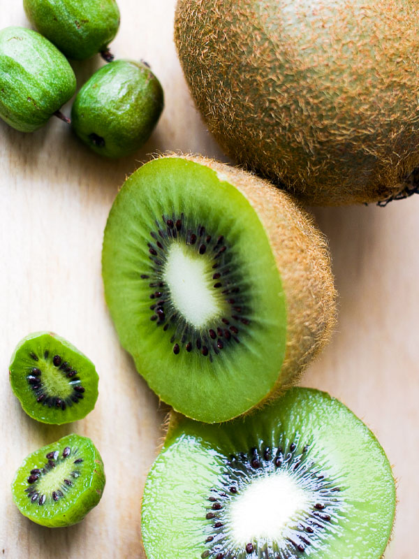 Op Tuinplantenwinkel.nl zijn verschillende soorten kiwi's en kiwibessen verkrijgbaar